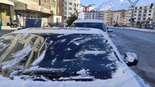 Hakkaride araç camları buz tuttu