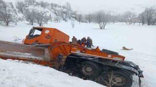 Hakkaride iş makinesi devrildi: 2 yaralı
