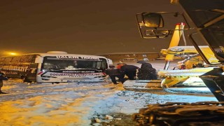 Hakkaride karda mahsur kalan sporcular ve sağlıkçılar kurtarıldı