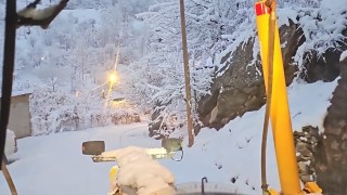 Hakkaride karla mücadele ekibi gece kar mesaisinde