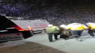 Hakkaride yaşam mesaisi: Kar engelini iş makineleriyle aştılar