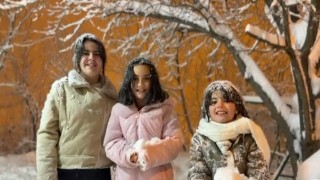 Hakkaride yoğun kar yağışı en çok çocukları sevindirdi