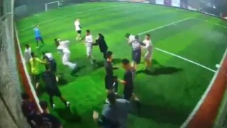 Halı sahada tekme-tokat kavga kameraya yansıdı
