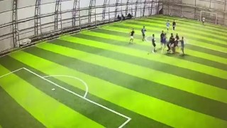 Halı sahadaki tekme tokatlı kavga kameraya yansıdı
