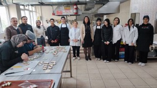 Halka açık kafede öğrenciler hem öğreniyor hem üretiyor