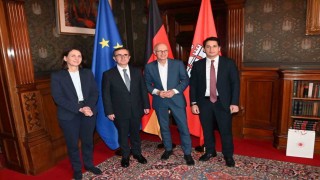 Hamburg Başkonsolosu Alver, belediye sarayına Togg ile geldi