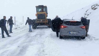 Hasköy-Mutki karayolu kar ve tipi nedeniyle ulaşıma kapatıldı