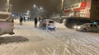 Hasköyde karda kayan araçlar kameraya yansıdı