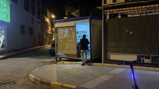 Hatayda 6 araç ve 4 iş yerinin camlarını taşla kırdılar
