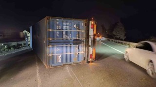 Hatayda fırtına nedeniyle tırlar devrildi