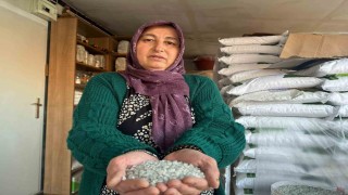 Hem satıyor hem anlatıyor: 4 çocuk annesi Çankırının meşhur tuzuyla 6 yıldır geçimini sağlıyor