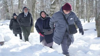 Hem teleferiğe bindiler hem de bembeyaz örtü üstünde kar topu savaşı yaptılar