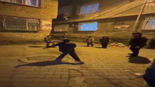 Hendek ve çatışmalarla gündeme gelen Surda polis ve çocuklar gece saatlerinde top oynadı