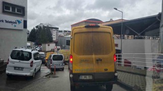 Her sabah trafiği felç eden PTT kargo araçları sürücüleri çileden çıkarıyor