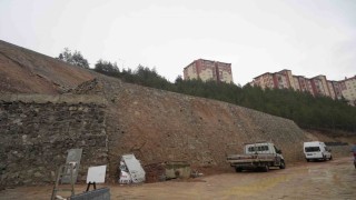 Heyelan sonrası yapılan istinat duvarlarında çatlaklar oluştu