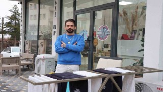 Hırsız köpek, çaldığı havluyu poğaça ile değişti
