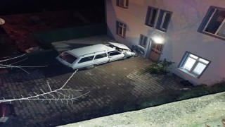 Hisarcıkta otomobil evin duvarına çarptı: 1 ölü, 1 yaralı