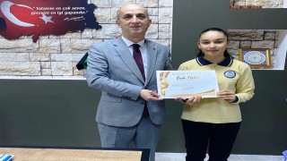 Hisarcıkta şiir yarışmasında il birincisi olan öğrenci ödüllendirildi