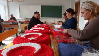Hozatta 16 kadın, yapay çiçeklerle Türk Bayrağı üretiyor