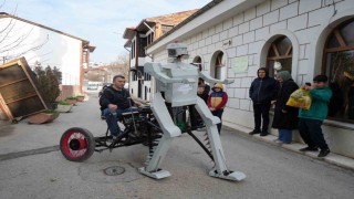 Hurda malzemelerden robot yaptı: Gören telefonuna sarılıyor