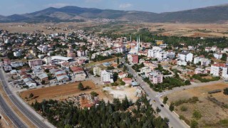Hüyükte göçe karşı çilek hamlesi