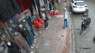 Iğdırda giyim mağazasından çocukların hırsızlığı kamerada