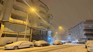 Iğdırda kar yağışı şehir merkezini beyaza bürüdü