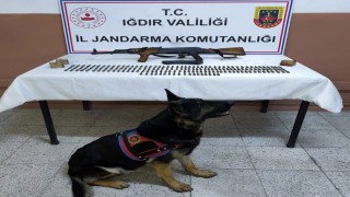 Iğdırda silah kaçakçılığı operasyonu: Kalaşnikof tüfeği ve 264 fişek ele geçirildi