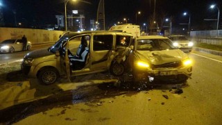 İki aracın kullanılamaz hale geldiği kazayı burunları bile kanamadan atlattılar
