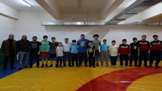 İl Müdürü Demir, güreşçilerle mindere çıktı