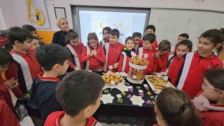 İlkokul öğrencileri sınıfta Regaip Kandili kutlaması yaptı