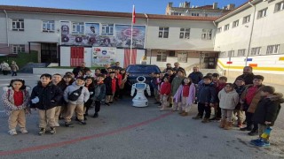İlkokul öğrencilerine TOGG ile yerli ve milli robot tanıtıldı