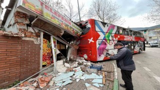 İmdat freni boşalan öğrenci otobüsü manava daldı...