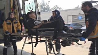 İnegölde işçi elini tahtaya çaktı, itfaiye ekipleri kurtardı