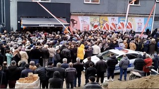 İş yeri açılışında yapılan indirim izdihama sebep oldu