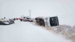 İşçi servisi devrildi, yardıma giden ambulans kara saplandı