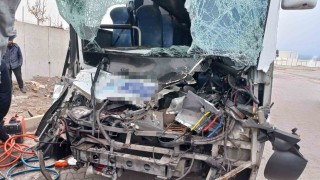 İşçi servisi tıra arkadan çarptı: Çok sayıda yaralı var