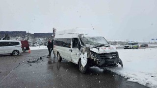 İşçi servisi tıra çarptı: 11 yaralı