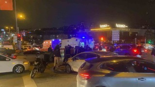 Işık ihlali yapan otomobil, iki motosiklete çarptı: 2 yaralı