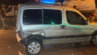 Işıkta bekleyen araçlara çarpan otomobil zincirleme kazaya neden oldu: 2 yaralı