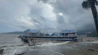 İskeleye çarparak karaya oturan tekne için kurtarma çalışmaları başladı