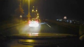 Islak yolda makas atan sürücü, kameraya yansıdı