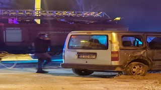 Ispartada kontrolden çıkan hafif ticari araç devrildi: 2 yaralı