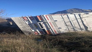 Ispartada kontrolden çıkan kamyon şarampole devrildi, sürücü yaralandı