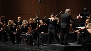 İstanbul Devlet Senfoni Orkestrası Aralık ayının ilk konserinde keman virtüözü Robert Lakatosu ağırladı