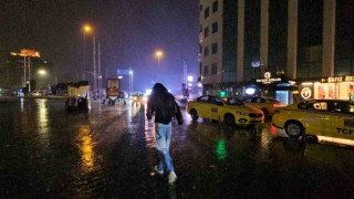 İstanbulda beklenen sarı kodlu sağanak başladı