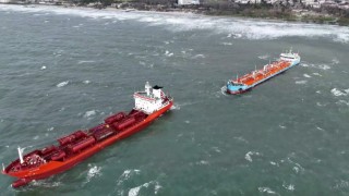 İstanbulda iki tanker acil durum çağrısında bulundu, gemiler havadan görüntülendi