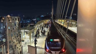 İstanbulda metro arızası: Seferler aksadı, duraklarda yoğunluk oluştu