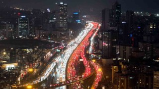 İstanbulda trafik durma noktasına geldi: Yağmurun etkisi ile yoğunluk yüzde 90a ulaştı