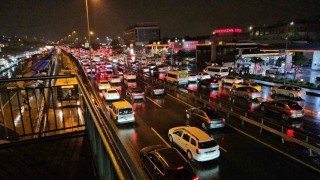 İstanbulda yağışın da etkisiyle trafik durma noktasına geldi